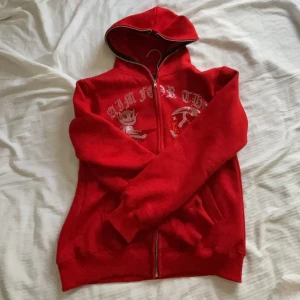 AimForTheMoon Hoodie - Köpt för ett tag sen och ganska använd, Den ser ut som ny, nypris 1000 kr, storlek S