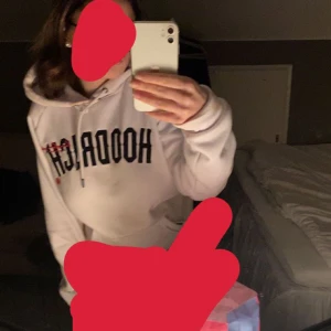 hoodrich  - säljer nu min super fina hoodrich hoodie då jag inte använder den längre 🤍. fint skick på den inga hål eller skador på den. som ny