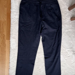 Linnebyxor - Mörkblå linnebyxor från Cubus. Oanvända med lappen kvar. Helt slutsålda på hemsidan, säljer då de var fel storlek och kan inte längre lämna tillbaka.