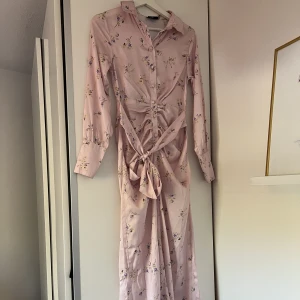 Maxiklänning - Superfin rosa maxiklänning i stl 34/XS (passa även S). Endast använd en gång 
