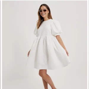 Vit klänning - Fin klänning som inte kommit till användning, prislapp kvar! Ordinarie pris 679 kr. 🌼