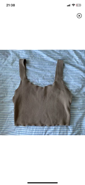 Linne - Ljusbrunt linne/topp från noisy may. Har nästan aldrig kommit till användning för mig då det är lite för stort.