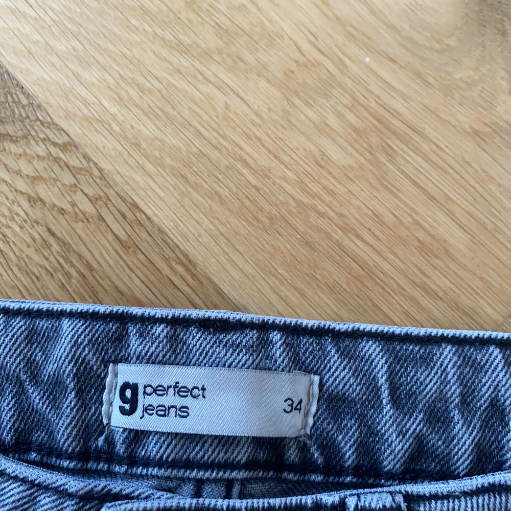 Gråa mid rised bootcut jeans från Gina, använda ca 5 gånger, inga defekter. Kontakta vid frågor🐘🤍. Jeans & Byxor.