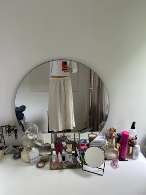 Långkjol - Supercool Långkjol som tyvärr aldrig kommit till användning då den är aningen kort på mig som är 175. Den har snören framtill som man lätt kan ta bort utan att det sys spår av dom om man skulle vilja. Härligt skimrar material som reklekterar coolt i solen