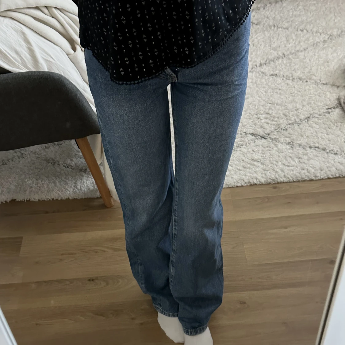 mörkblå jeans