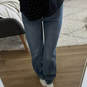 mörkblå högmidjade jeans. nypris 599kr. storlek W24 L32. skriv för fler bilder