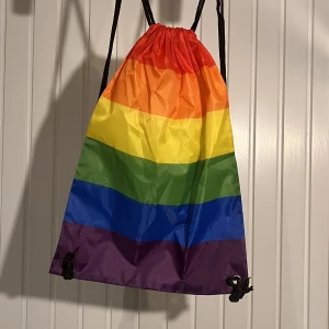 pride gympapåse - en fin pride gympapåse 🏳️‍🌈aldrig använd förutom på bilden. den är i plast och är ganska liten (se bild), den är 41 cm lång och 30 cm bred