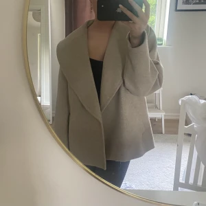 Kappa - Jättesnygg beige kort kappa, så fin till hösten!🩷 Strl S, använd fåtal gånger 