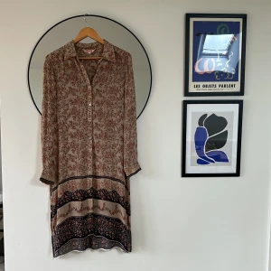 Klänning indiska - Mönstrad klänning/blus i viskos från indiska. 