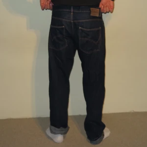 Dickies Jeans - Hej, säljer dessa riktigt fina byxorna då dem tyvärr är för stora för mig : |  Con 7/10  Man ser att de har används ett tag men inga hål eller så.   Hör gärna av dig vid fler frågor!