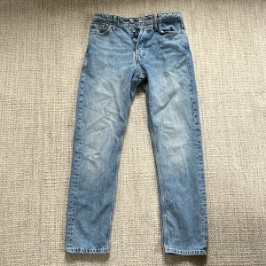 Jack & Jones Loose jeans - Ett par ljusblå jeans från jack & jones, storlek 28:30 och i mycket fint skick