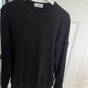 Stone island sweatshirt  - Fet sweatshirt från stone island. Storleken är 170, men stor i storleken. Skulle säga storlek S. Skick 9/10, använd 5 gånger. Köpt på farfetch för 1500 kr. 