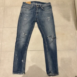 Dondup jeans George - Strl 31 helt ok skick där hålet vid knät är lite stort, inga returer och frakt står köparen för
