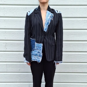 Kavaj - Svart kavaj med smala vita ränder med jeans detaljer