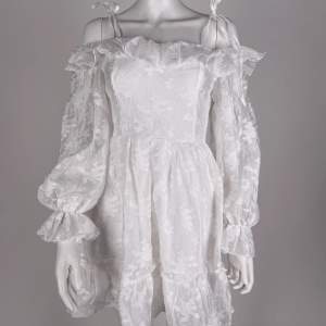 Superfin vit klänning från SHEIN. Aldrig använd. Storlek S/36.