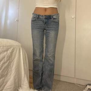 Medelhöga jeans med raka ben