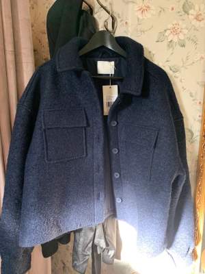 Hej! Jag säljer min nya marinblå kappa från LeGer då den inte kommer till användning, helt oandvänd! Super fin, i storlek M💓(köparen står för frakt) ny pris 1100💓