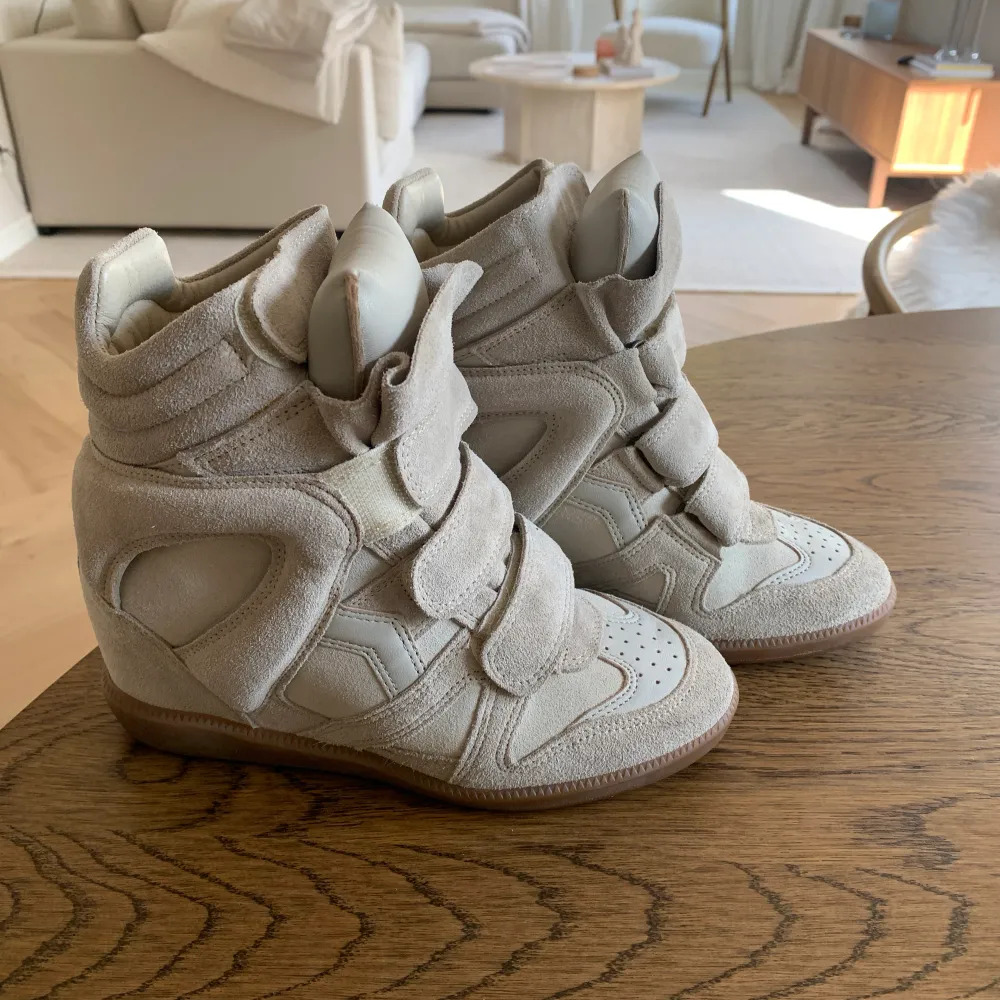 Säljer knappt använda Isabel Marant sneakers i beige strl.36. Använda två ggr så som nya. Köpta på mytheresa.com, box och kvitto finns kvar. Säljer för 3000kr. Finns i Kungsbacka. Skor.