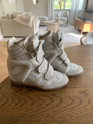 Isabel Marant sneakers - Säljer knappt använda Isabel Marant sneakers i beige strl.36. Använda två ggr så som nya. Köpta på mytheresa.com, box och kvitto finns kvar. Säljer för 3000kr. Finns i Kungsbacka