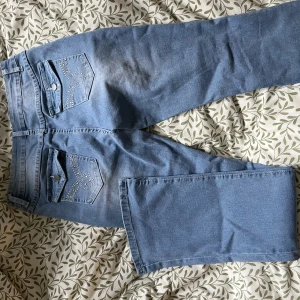 Jeans  - Moderna jeans, stretchiga och sköna. En ögla trasig men inget som man tänker på.