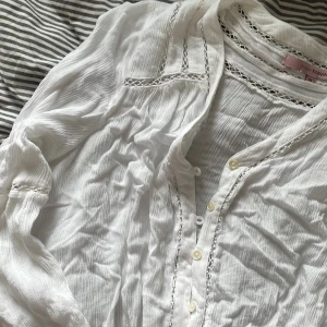 Vit kofta  - Vit kofta från Kappahl, säljer för den inte kommer till användning,