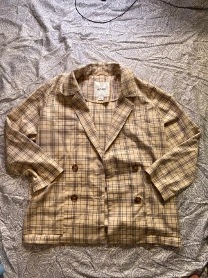 Beige kavaj - Beige kavaj från monki Storlek S/M 