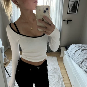 Urringad topp  - En jätte fin tröja, knappt använd, en fördel är att man kan ha den åt båda hållen. (Passar xs-s)