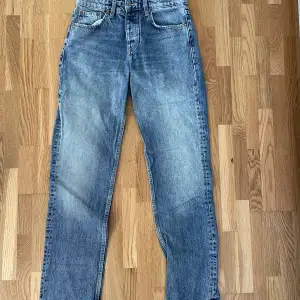 Säljer dessa super snygga jeans som har vart en personlig favorit för mig! Dom är varsamt använda och har inga defekter! Priset kan diskuteras och vid frågor eller om fler bilder är nödvändiga är det vara att skriva!