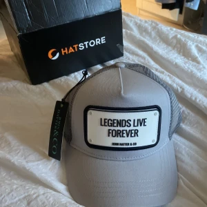 John Hatter Keps - Säljer en helt oanvänd John Hatter Keps. Kartong och prislapp är kvar. Pris kan diskuteras, köpt för 499kr från hatstore.se