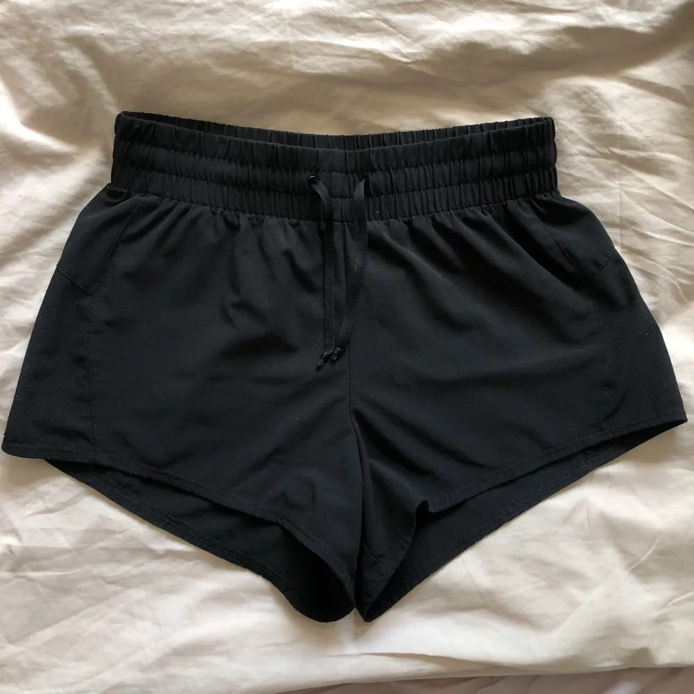 Svarta tränings shorts jag hittat secondhand. Använd ett fåtal gånger. I bra skick. Skriv om du vill ha  mått/bilder. . Shorts.