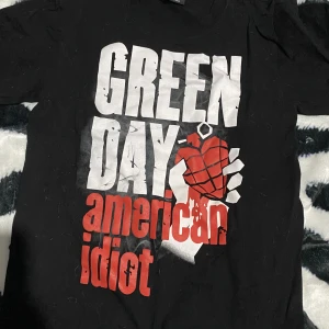 Band tröja  - Köpte den förra året men använde aldrig den för den satt inte bra på mig