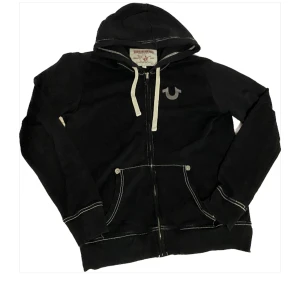 true religion hoodie  - true religion hoodie, white stitching en fläck på armen som är typ 5 mm stor så syns inte. skriv innan ni köper och pris kan såklart ändras 