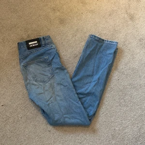 Dr.Denim jeans - Säljer mina välanvända Dr.denim jeans. Jeansen är i blå och i passformen straight. Köpta på The Salty Dog med nypriset 600. Skicket är 7/10 med några spår av användning, det är därför priset är speciellt lågt. Skriv vid frågor om köp!
