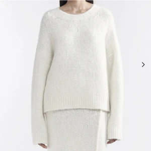 Stickad tröja från Filippa k  - Jättefin stickad tröja från Filippa K, helt ny med prislapp.  Storlek L men passar mindre storlekar också då den sitter fint lite större.  Nytt pris 3 400, mitt pris 1 500