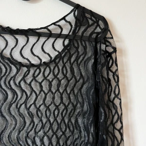 Transparent klänning  - Aldrig använd, köpt second hand. Bra skick! Går ner till fötterna på mig jag är 167cm.  Går att ha bak och fram!