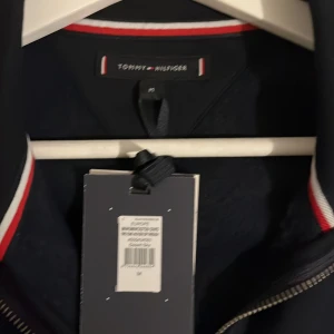 Tommy hilfiger zip hoddie - Ny Tommy hilfiger zip hoodie har bara testat den aldrig använd den har skönt matrial mörk blå lappen e kvar 