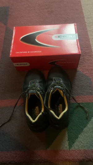 Skyddssko Cofra New Tamigi  -  Skyddssko Cofra New Tamigi  Stl 42 använda 2 veckor  Nypris när jag köpte 1100kr  Teknisk data * Varumärke: Cofra * Typ av sko: Tät * Storlek: 42 * Färg: Svart * Skyddsklass: S1P * Typ av förslutning: Snörning * Läst: Normal * Tåhätta: Stål * Slitsula: P