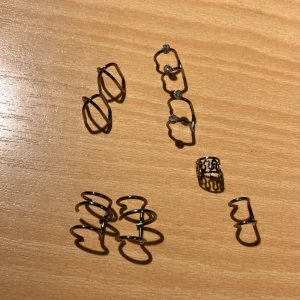 Fakepiercings - 1 för 5kr Alla för 30kr  Säljer ett par fake-piercings. Du sätter de runt örat så ser det ut som en helixpiering eller liknande. 