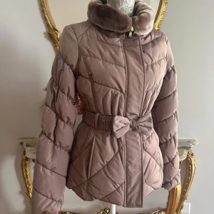 Vinterjacka La Redoute  - Jättesnygg vinterjacka i färgen gammaldags rosa. Helt ny och oanvänd. Storlek 36/S. 