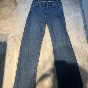 Fina blåa jeans  - Fina strait leg jeans från bikbok. Pris kan diskuteras
