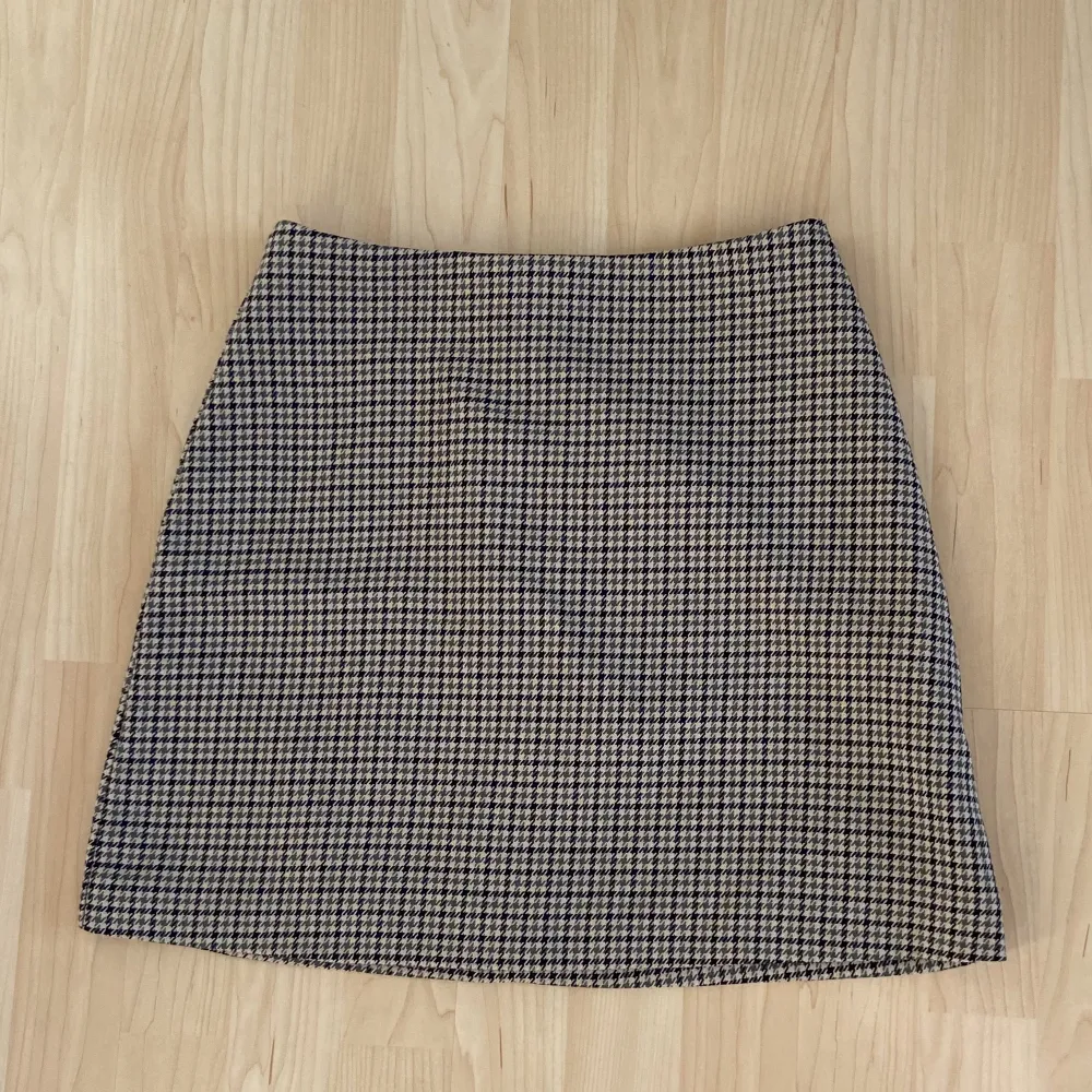 Super fin rutig kjol från Monki perfekt till hösten💕. Använd 1-2 gånger.. Kjolar.