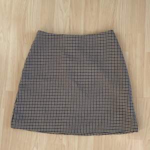 Super fin rutig kjol från Monki perfekt till hösten💕. Använd 1-2 gånger.