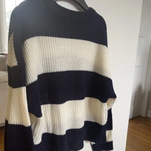 Randig tröja - Skitsnygg tröja, nästan aldrig använd och så skön!!