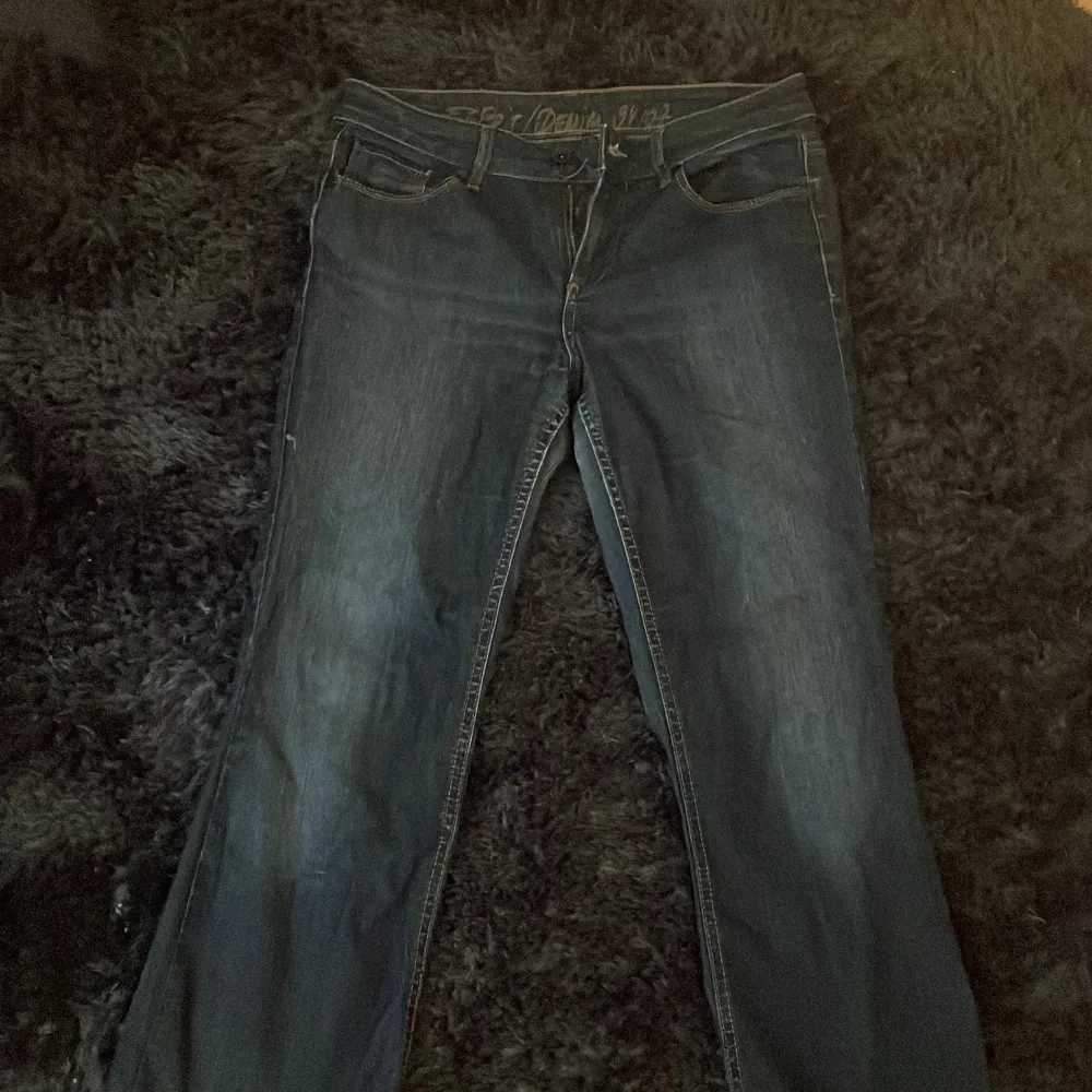 säljer mina esprit jeans som jag köpte på plick för någon månad sen då de inte kommer till användning. 🤎. Jeans & Byxor.