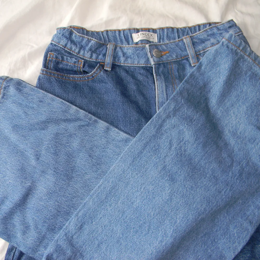 wide jeans från Lindex, använda men utan defekt. de är strl 164 men passar mig som är 171, säljer för att de inte är min stil längre. pruta gärna, vill bara bli av med dem. justerbar midja. välj gärna köp nu 💕. Jeans & Byxor.