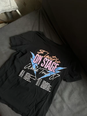 T-shirt - Säljer denna svarta t-shirten med tryck på. Köpt på gina tricot, storlek xxs 💕💕