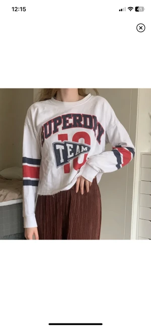 Superdry sweater - Köp gärna via ”Köp nu” för 29kr frakt, annars blir frakten 60kr via Swish 🥰 Vit sweatshirt från Superdry, äkta såklart. Modellen har slitningar längst ner. Den är relativt nopprig, därav priset. 
