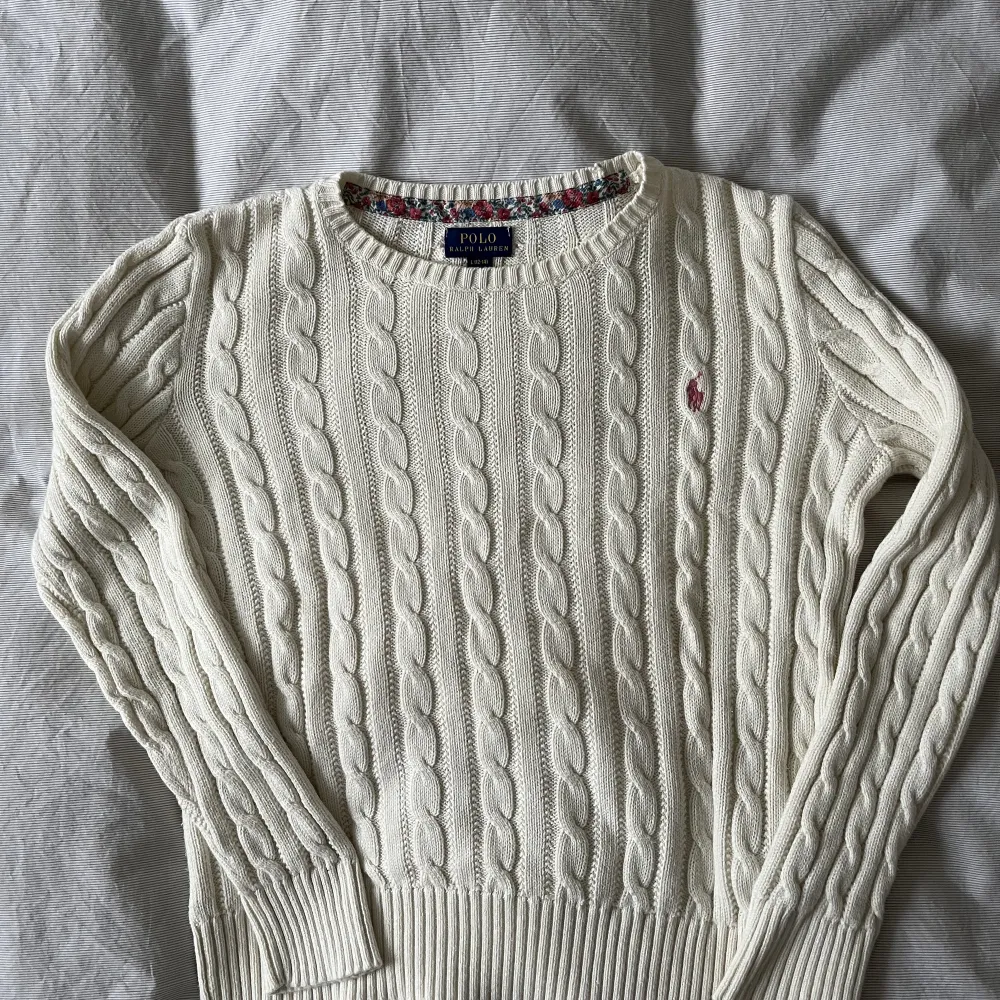 Superfint kabelstickad tröja från Ralph Lauren. Perfekt skick, nypris är 1295. Tröjor & Koftor.