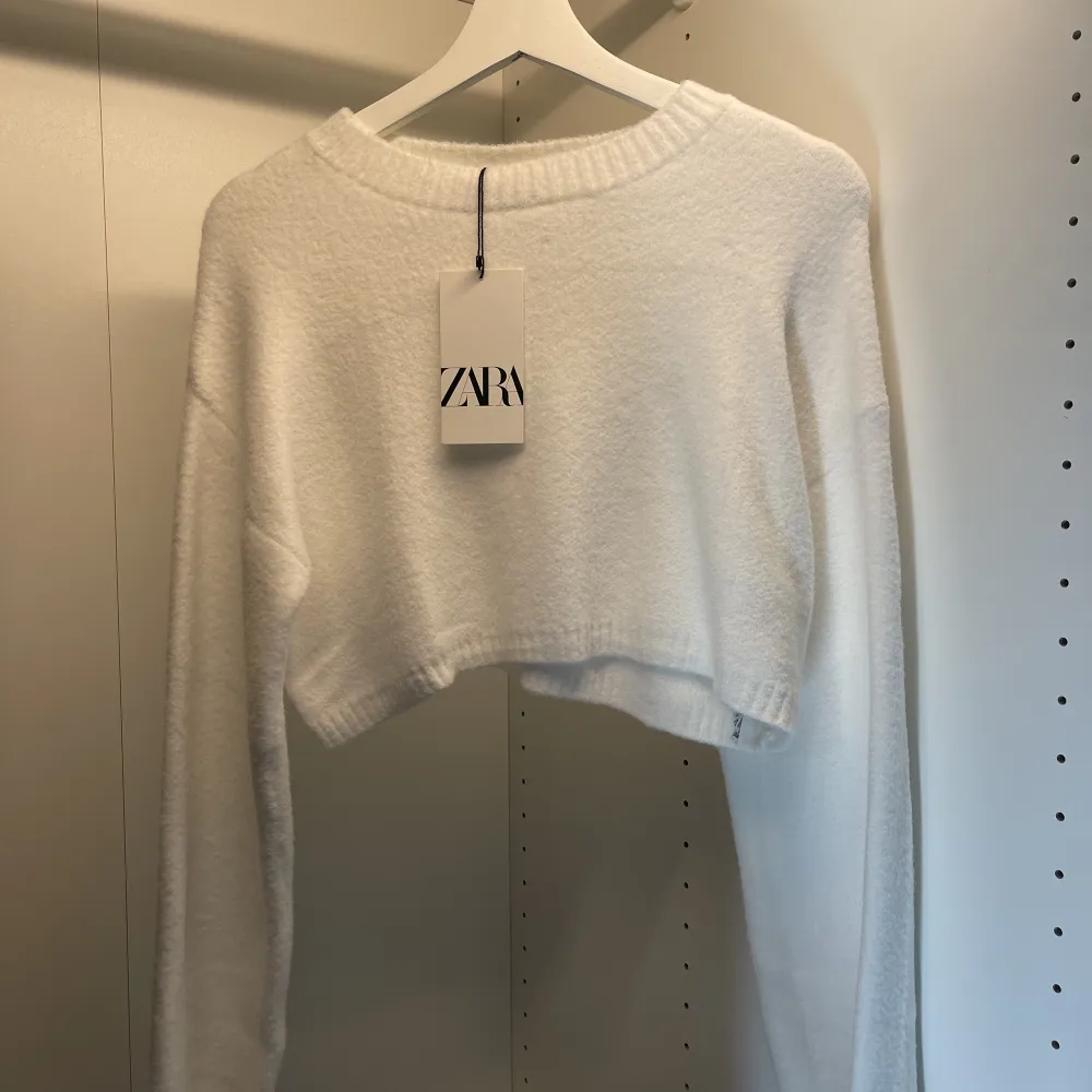Helt ny vit stickad tröja från Zara med prislappen kvar. Strl S. Pris: 250+frakt💕💕 skriv vid funderingar eller prisförslag😽. Tröjor & Koftor.