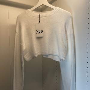 Helt ny vit stickad tröja från Zara med prislappen kvar. Strl S. Pris: 250+frakt💕💕 skriv vid funderingar eller prisförslag😽